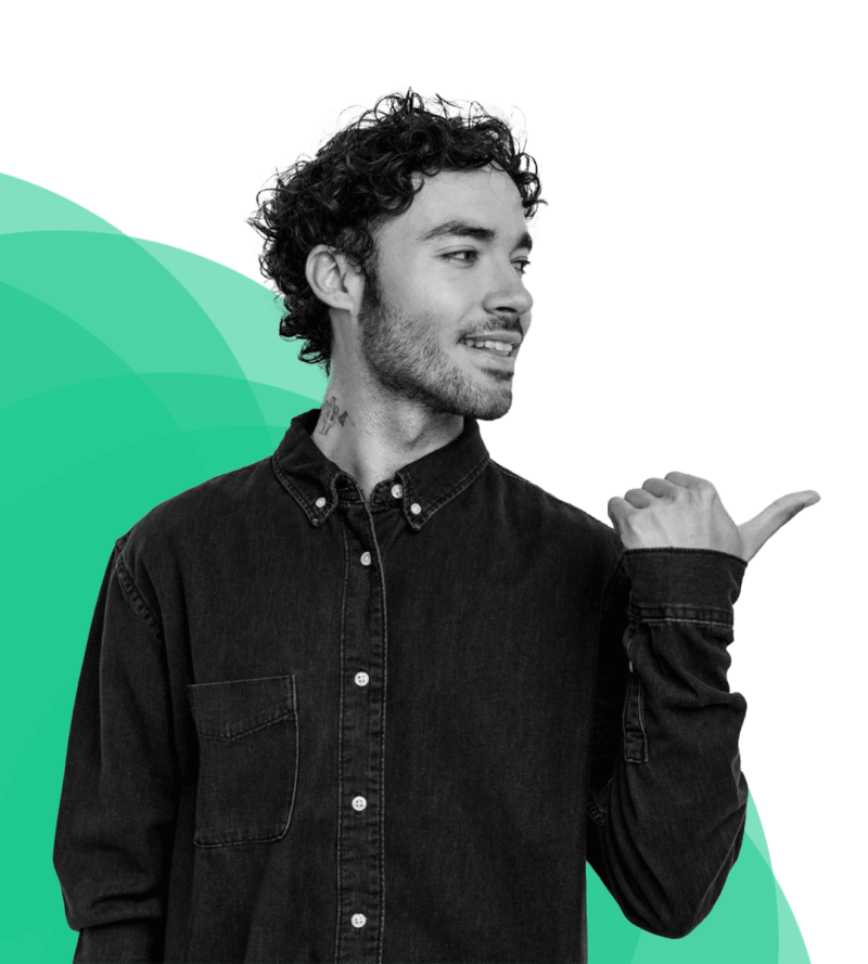 Jovem rapaz olhando e apontando para seu lado enquanto atrás dele um fundo com tons de verde vibrante ilustram o crescimento e progresso da Hub Valorei.