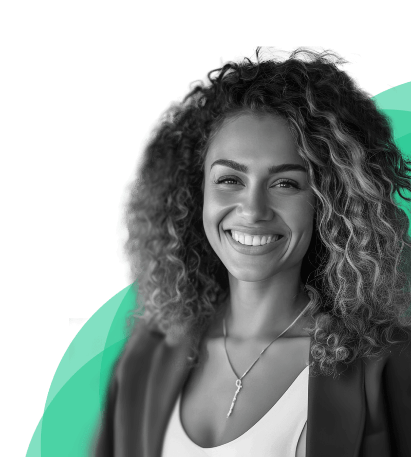 Profissional em consultoria de recrutamento e seleção com cabelo cacheado, em frente a um fundo abstrato verde e preto moderno